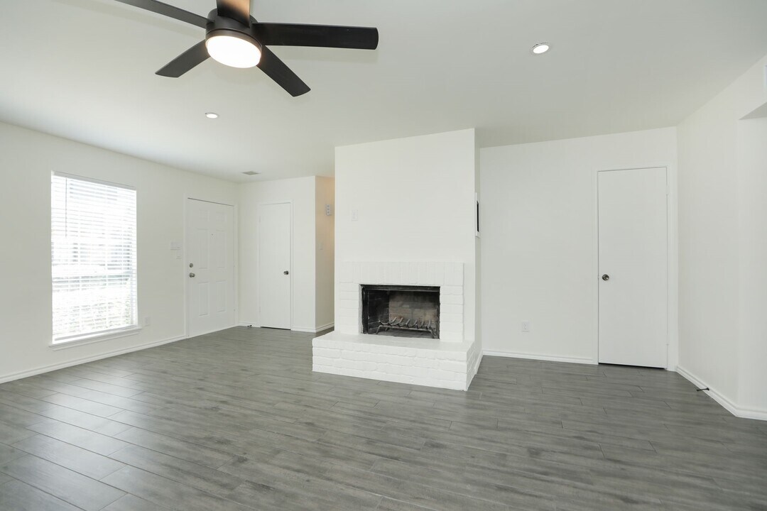 5800 Lumberdale Rd in Houston, TX - Building Photo
