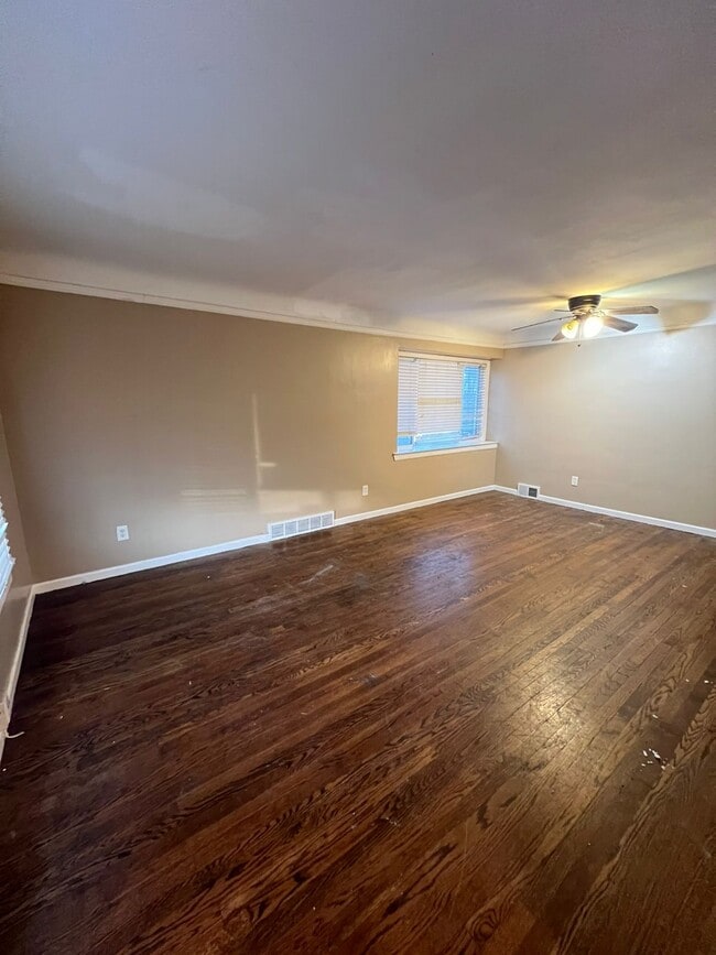 19600 Telegraph Rd in Detroit, MI - Building Photo - Building Photo