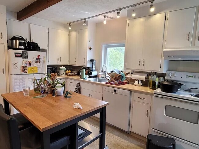 10 High St, Unit 2 in Natick, MA - Building Photo - Building Photo