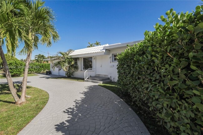 725 91st St in Surfside, FL - Building Photo - Building Photo