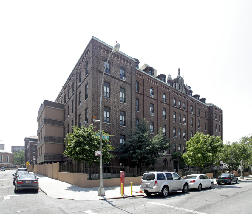 660 E 183rd St in Bronx, NY - Foto de edificio