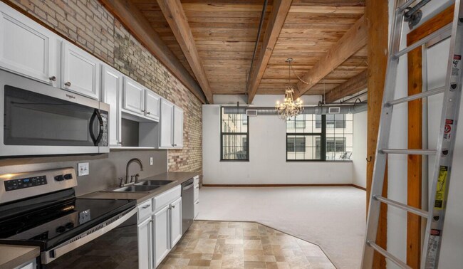 940 Monroe Ave NW in Grand Rapids, MI - Building Photo - Building Photo