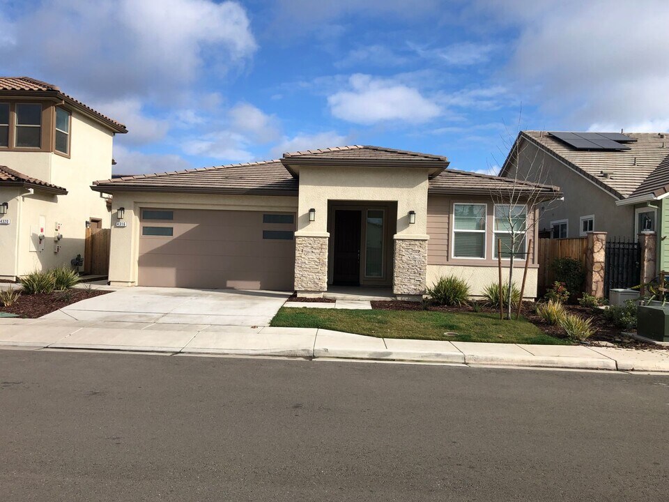 4316 Limelight Wy in Modesto, CA - Building Photo