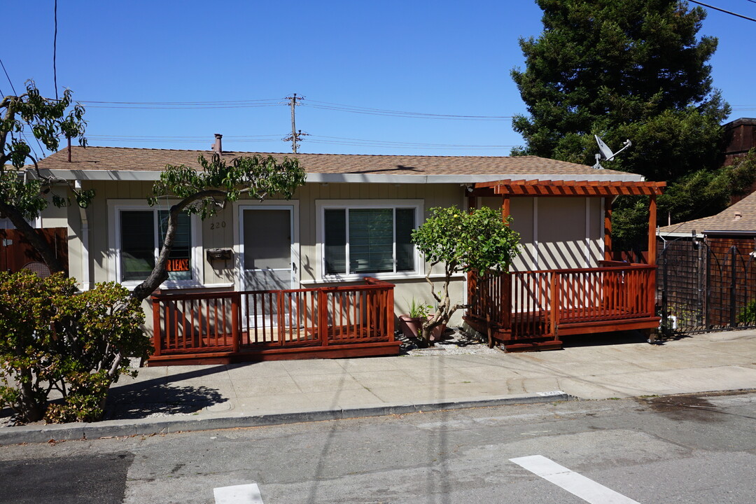 220 Delfino Ave in Richmond, CA - Building Photo