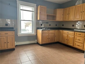 38 Larch St in Pawtucket, RI - Foto de edificio - Building Photo