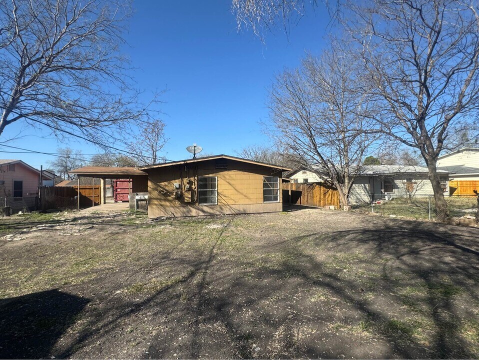7522 Westlyn Dr in San Antonio, TX - Building Photo