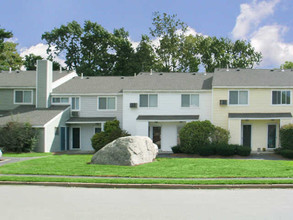 Shorewood Apartments in North Providence, RI - Foto de edificio - Building Photo