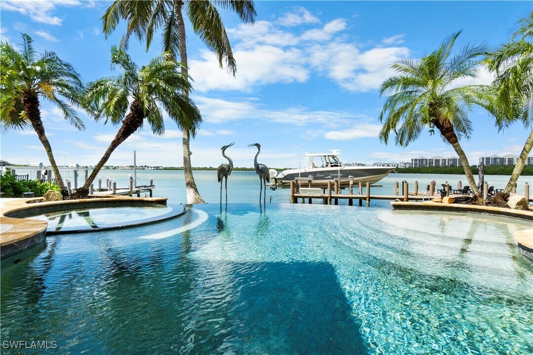1080 Old Marco Ln in Marco Island, FL - Foto de edificio