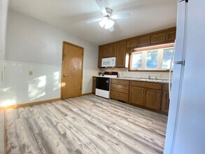 1122 S Division St in Cedar Falls, IA - Building Photo - Building Photo