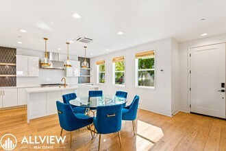 2116 Cresta Dr in Newport Beach, CA - Foto de edificio - Building Photo