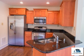 209 E Jackson St, Unit West Apartment in Port Washington, WI - Building Photo - Building Photo