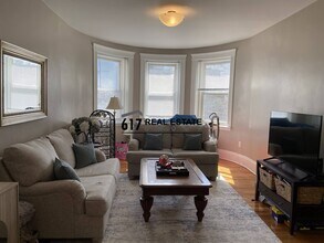 16 Fuller St, Unit 5 in Brookline, MA - Foto de edificio - Building Photo