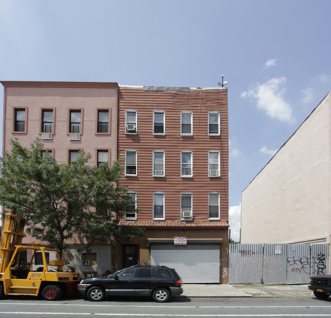 949 Grand St in Brooklyn, NY - Foto de edificio - Building Photo