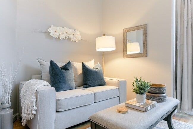 12 Stoneholm St, Unit 417 in Boston, MA - Foto de edificio - Building Photo