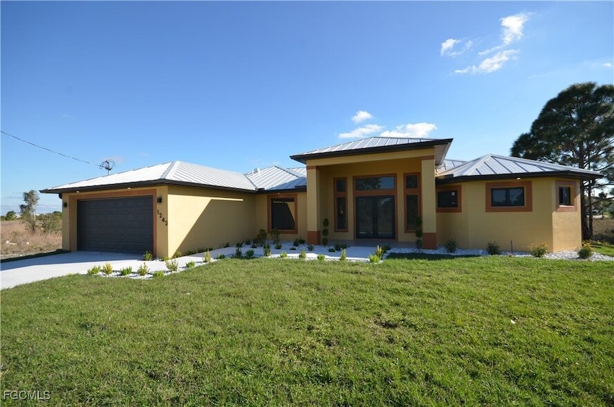 1242 Hathor St E in Lehigh Acres, FL - Foto de edificio