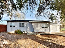 7203 SE Harmony Dr in Milwaukie, OR - Building Photo