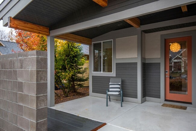 20026 SW Millcrest Pl in Bend, OR - Building Photo - Building Photo