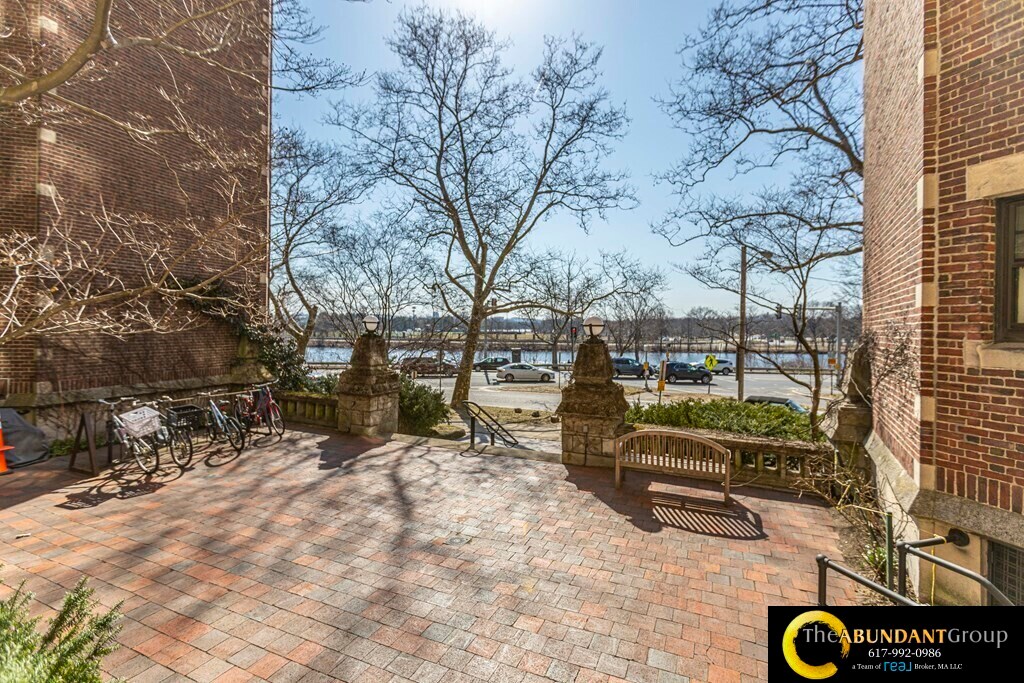 993 Memorial Dr, Unit 201 in Cambridge, MA - Foto de edificio