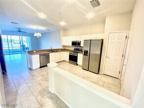 1070 Albany Ct in Naples, FL - Foto de edificio - Building Photo
