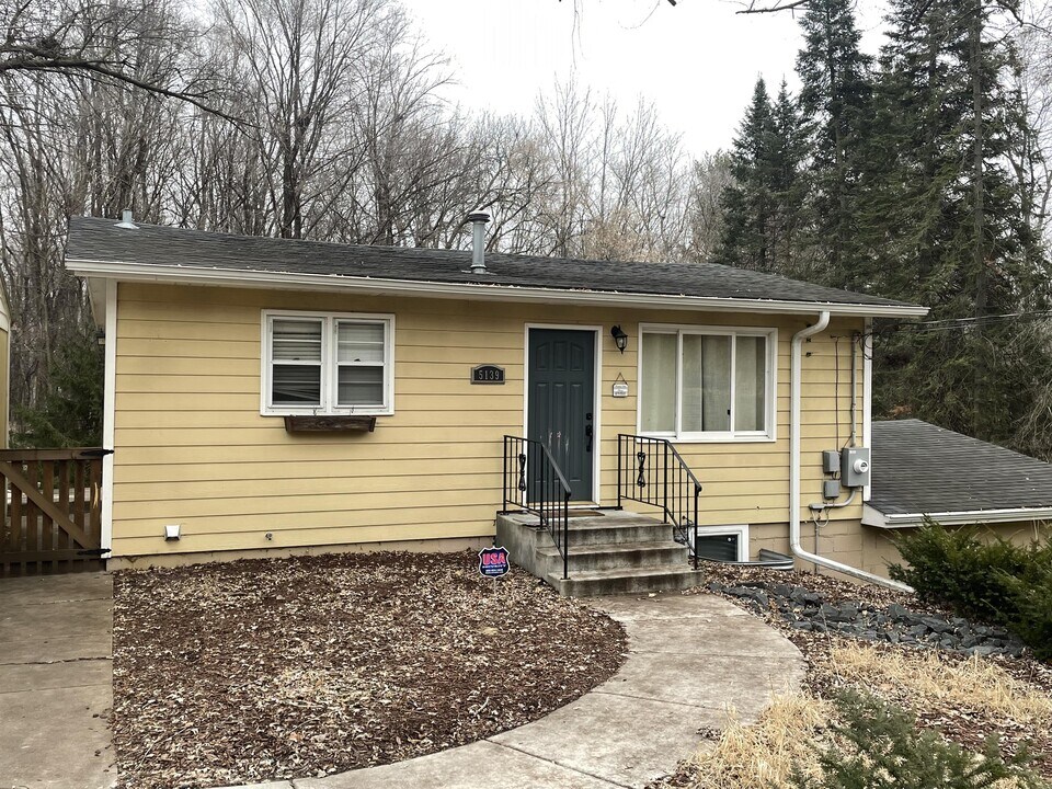 5139 Beacon Hill Rd in Minnetonka, MN - Building Photo
