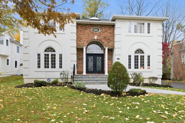 11 Drury Ln in Great Neck, NY - Foto de edificio - Building Photo