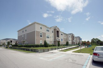 Wyngate Apartments in St. Petersburg, FL - Building Photo - Building Photo