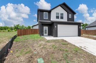 588 Highview Ct in Godley, TX - Building Photo - Building Photo