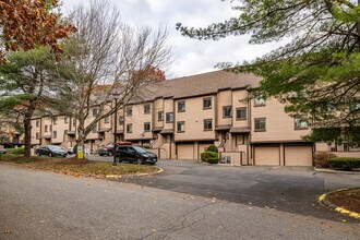 Thirty Four West in Derby, CT - Foto de edificio - Building Photo