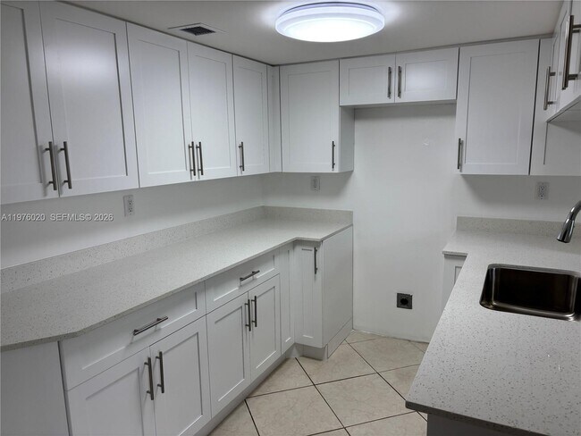 8305 SW 152nd Ave in Miami, FL - Foto de edificio - Building Photo