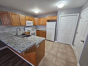 136 Meridian St in Groton, CT - Building Photo - Building Photo