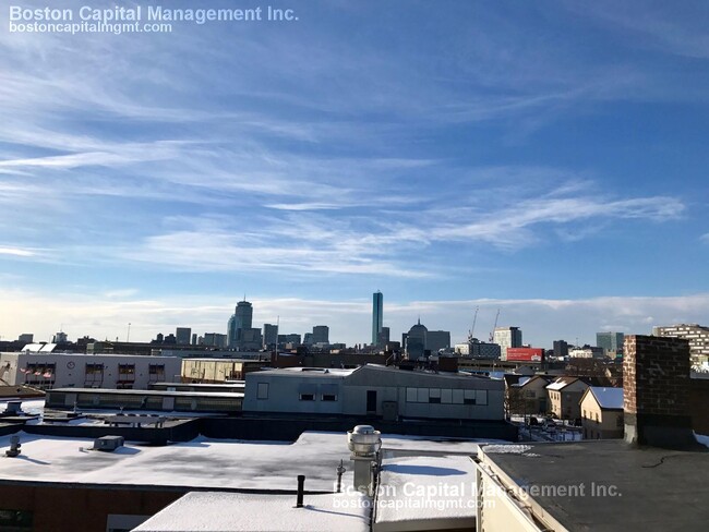 57 W 7th St, Unit 3 in Boston, MA - Foto de edificio - Building Photo