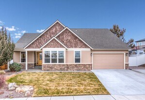3733 SW Yew Ln in Redmond, OR - Building Photo