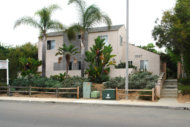 1397 N Vulcan Ave in Encinitas, CA - Foto de edificio - Building Photo