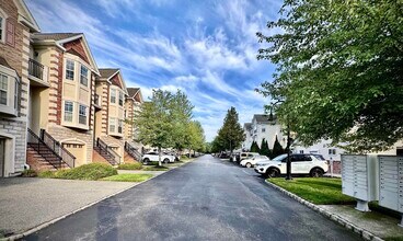 145 Blue Heron Dr in Secaucus, NJ - Building Photo - Building Photo