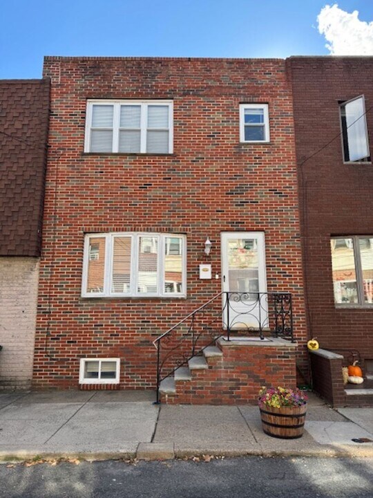 1716 Stocker St in Philadelphia, PA - Building Photo