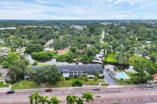 2124 N Tamiami Trl in Sarasota, FL - Building Photo