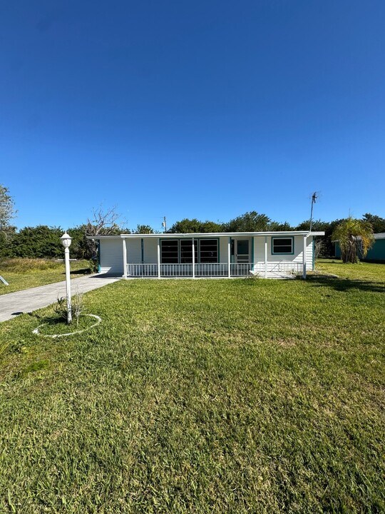 3614 Vasco St in Punta Gorda, FL - Foto de edificio