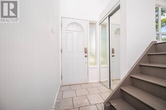 15 Banner Rd in Ottawa, ON - Building Photo - Building Photo