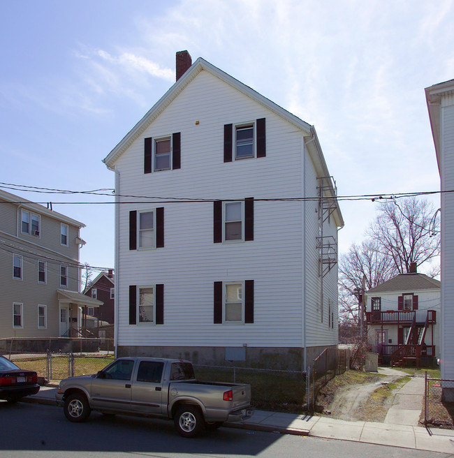 17 Palmer St in Fall River, MA - Foto de edificio - Building Photo