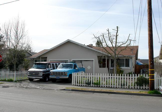 1355-1357 Beachwood Dr in Santa Rosa, CA - Foto de edificio - Building Photo