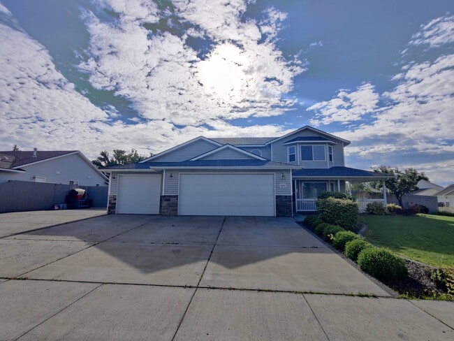 property at 3915 Hayden Ln