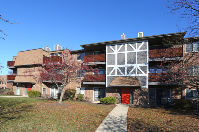 ReNew Poplar Creek in Hoffman Estates, IL - Building Photo - Building Photo