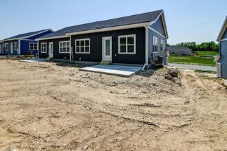 2996 Blue Grass Dr in Stoughton, WI - Foto de edificio - Building Photo