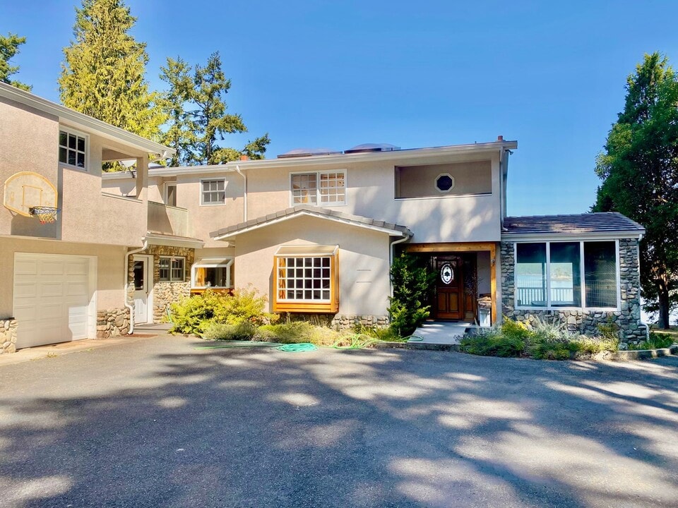 2461 Turn Point Rd in Friday Harbor, WA - Building Photo