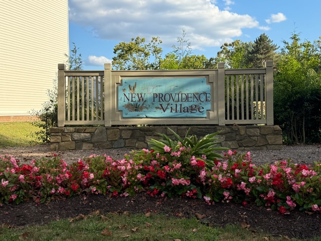 7753 New Providence Dr in Falls Church, VA - Foto de edificio - Building Photo