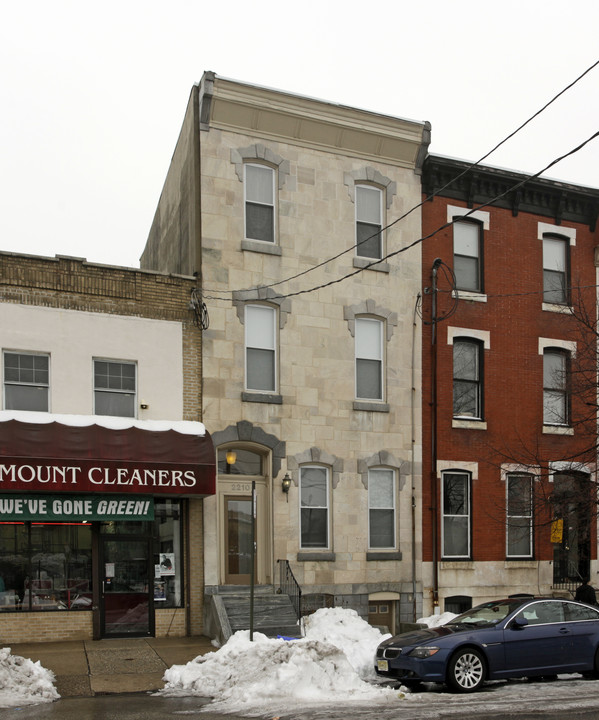 2210 Fairmount Ave in Philadelphia, PA - Foto de edificio