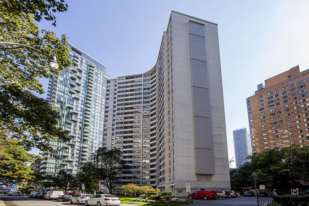 25 St. Mary Street in Toronto, ON - Building Photo