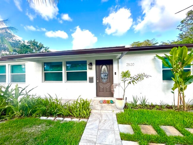 2520 Ridgeway Ave in West Palm Beach, FL - Building Photo - Building Photo