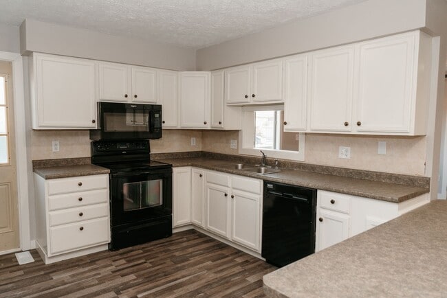 1003 N 4th St in Marshall, MN - Building Photo - Building Photo