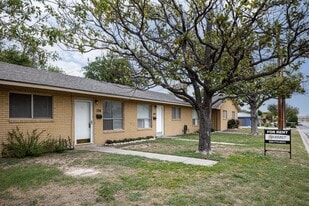706 W 10th St in Del Rio, TX - Building Photo